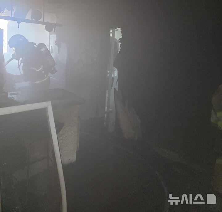[연천=뉴시스]경기 연천군 전곡읍 아파트 화재 현장.(사진=연천소방서 제공)photo@newsis.com 