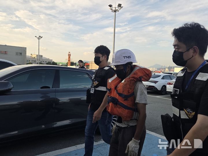 [부산=뉴시스] 김민지 기자 = 2일 오후 부산 오륙도 남동방 약 9㎞ 해상에서 전복된 예인선 티엔에스캐처호(286t)에서 구조된 인도네시아 선원 A(53)씨. 2026.09.02. mingya@newsis.com