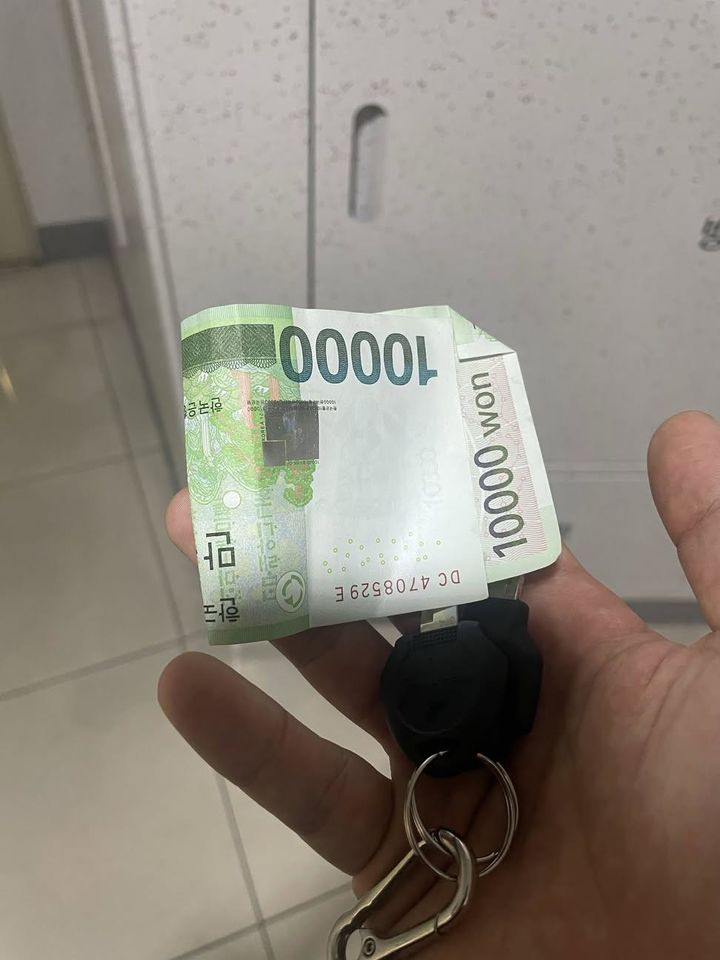 [서울=뉴시스] 빗길에 넘어져 배달 음식 일부가 훼손됐지만, 손님에게 변상하려던 배달기사가 오히려 "아들 같다"는 따뜻한 위로와 용돈을 받은 사연이 전해졌다. (사진='mister.clothing_) 스레드 계정 캡처)