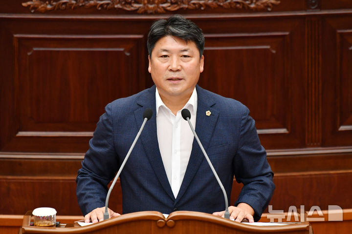 [창원=뉴시스]박동철(창원14) 경남도의원이 2일 도의회 제436회 정례회 제2차 본회의에서 도정질문을 통해 정부의 육군사관학교·해군사관학교·공군해군사관학교 통합 및 대전 이전 추진에 대한 경남도의 공식 입장을 묻고 있다.(사진=경남도의회 제공) 2026.09.02. photo@newsis.com