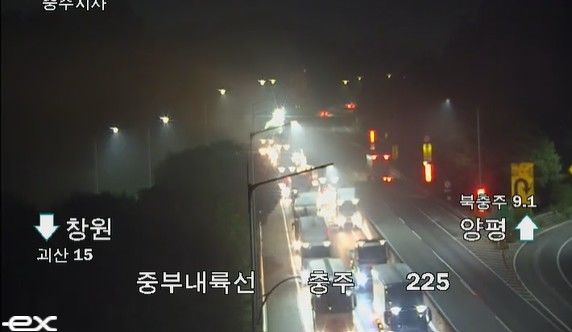 [충주=뉴시스] 2일 오후 9시45분께 충북 충주시 대소원면 중부내륙고속도로 창원방향 만정터널 사고로 25t 화물차에 실려 있던 맥주병이 쏟아져 통행이 정체됐다.(사진=도로공사 CCTV 화면 캡쳐) 2026.09.02. photo@newsis.com *재판매 및 DB 금지
