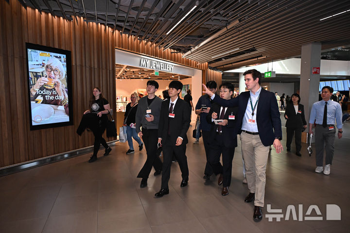 [서울=뉴시스] 공항사진기자단 = 1일(현지 시간) 네덜란드 암스테르담 스키폴국제공항에서 열린 미디어 투어 도중 팀 로아스 스키폴국제공항 국제협력부장이 라운지를 소개하고 있다. 2026.09.01. photo@newsis.com