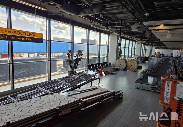 [서울=뉴시스] 공항사진기자단 = 1일(현지 시간) 네덜란드 암스테르담 스키폴국제공항 라운지에서 공사가 진행되고 있다. 2026.09.01. photo@newsis.com