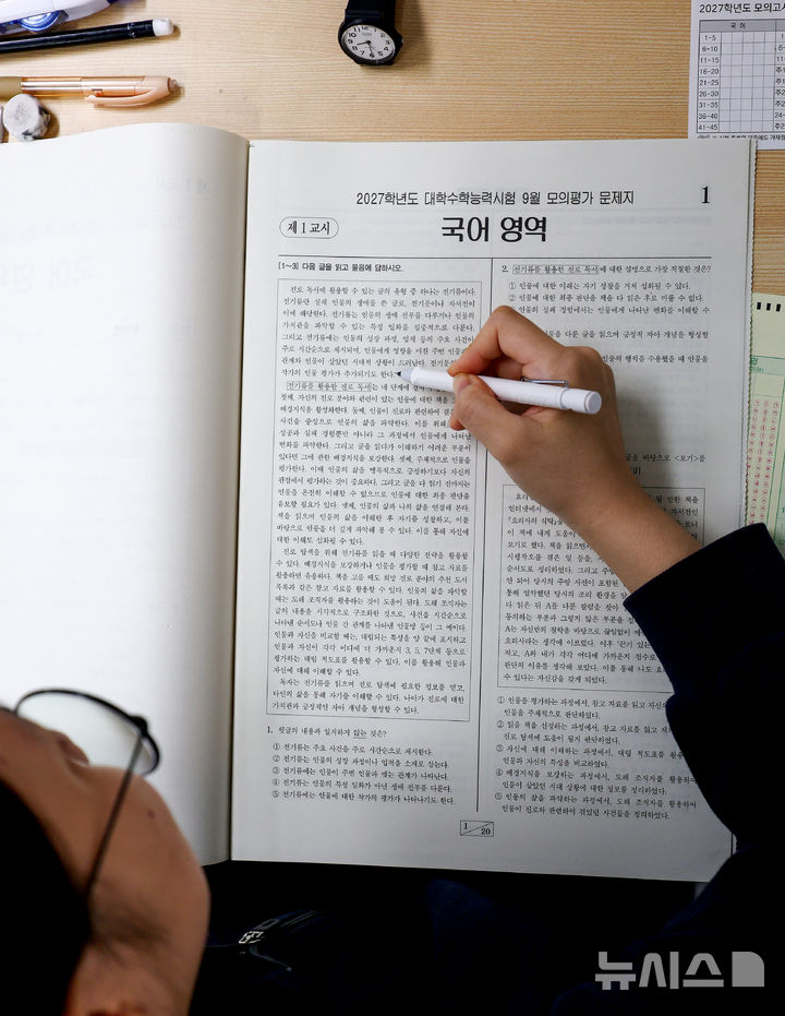 [대구=뉴시스] 이무열 기자 = 2027학년도 대학수학능력시험 9월 모의평가가 실시된 2일 대구 수성구 대구남산고등학교에서 고3 수험생들이 시험을 보고 있다. 2026.09.02. lmy@newsis.com