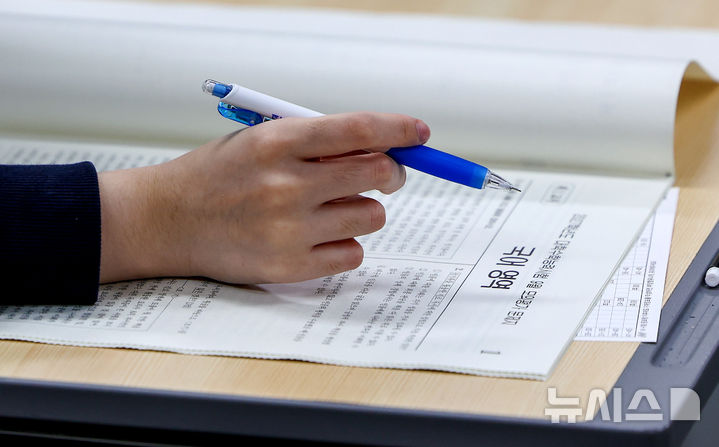 [대구=뉴시스] 이무열 기자 = 2027학년도 대학수학능력시험 9월 모의평가가 실시된 9월 2일 대구 수성구 대구남산고등학교에서 고3 수험생들이 시험을 보고 있다. 2026.09.02. lmy@newsis.com