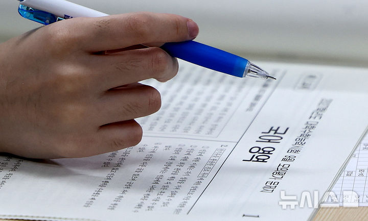 [대구=뉴시스] 이무열 기자 = 2027학년도 대학수학능력시험 9월 모의평가가 실시된 2일 대구 수성구 대구남산고등학교에서 고3 수험생들이 시험을 보고 있다. 2026.09.02. lmy@newsis.com