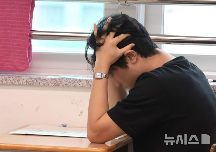 [인천=뉴시스] 전진환 기자 = 2027학년도 대학수학능력시험 앞두고 마지막 모의평가가 실시된 2일 인천 부평고등학교에서 한 수험생이 시험 시작을 기다리고 있다. 2026.09.02. amin2@newsis.com