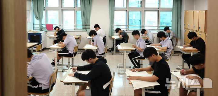 [인천=뉴시스] 전진환 기자 = 2027학년도 대학수학능력시험 앞두고 마지막 모의평가가 실시된 2일 인천 부평고등학교에서 수험생들이 답안지를 작성하고 있다. 2026.09.02. amin2@newsis.com