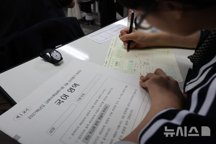 [서울=뉴시스] 권창회 기자 = 2027학년도 대학수학능력 9월 모의평가일인 2일 서울 송파구 방산고에서 수험생들이 OMR카드를 작성하고 있다. 2026.09.02. kch0523@newsis.com