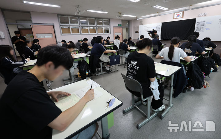 [서울=뉴시스] 권창회 기자 = 2027학년도 대학수학능력 9월 모의평가일인 2일 서울 송파구 방산고에서 수험생들이 시험지를 살펴보고 있다. 2026.09.02. kch0523@newsis.com