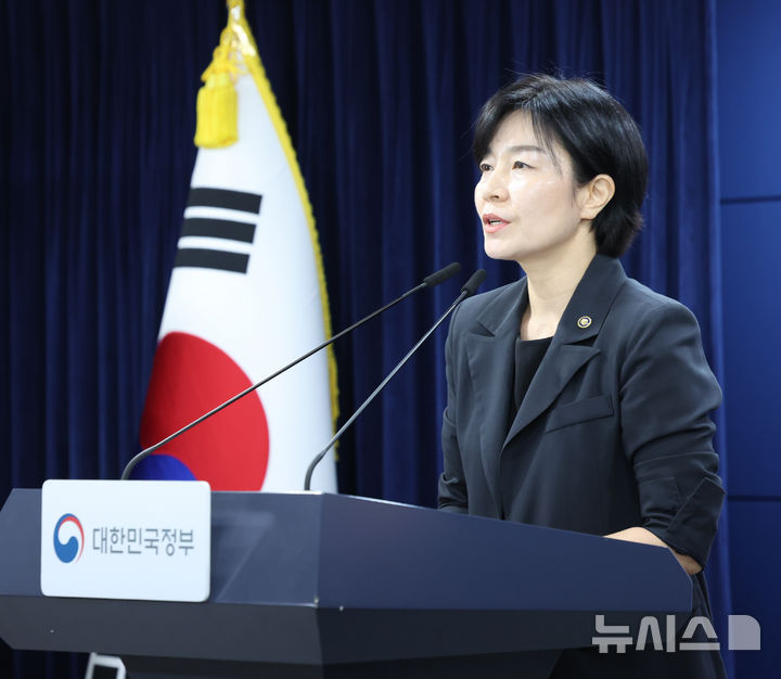 [서울=뉴시스] 조수정 기자 = 현수엽 보건복지부 1차관이 2일 오전 서울 종로구 정부서울청사에서 아동학대 예방 및 대응 보완 대책을 발표하고 있다. 2026.09.02. chocrystal@newsis.com