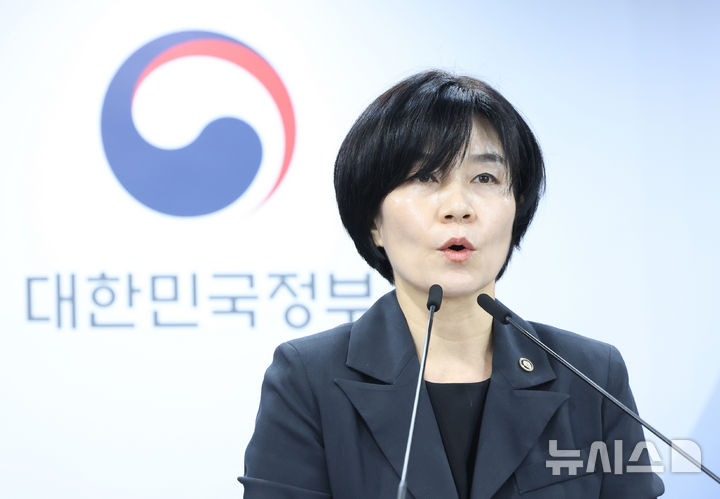 [서울=뉴시스] 조수정 기자 = 현수엽 보건복지부 1차관이 9월 2일 오전 서울 종로구 정부서울청사에서 아동학대 예방 및 대응 보완 대책을 발표하고 있는 모습. 2026.09.02. chocrystal@newsis.com