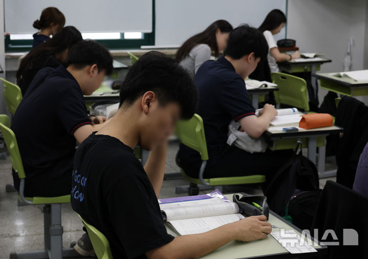 [서울=뉴시스] 사진공동취재단 = 2027학년도 대학수학능력시험 9월 모의평가 시행일인 2일 오전 서울 광진구 광남고등학교에서 수험생들이 시험 준비를 하고 있다. 2026.09.02. photo@newsis.com