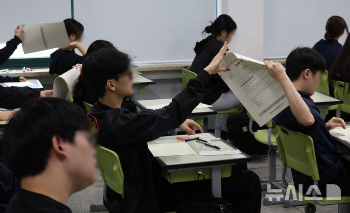 [서울=뉴시스] 사진공동취재단 = 2027학년도 대학수학능력시험 9월 모의평가 시행일인 2일 오전 서울 광진구 광남고등학교에서 수험생들이 시험 준비를 하고 있다. 2026.09.02. photo@newsis.com