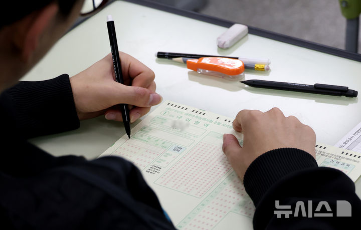 [서울=뉴시스] 사진공동취재단 = 2027학년도 대학수학능력시험 9월 모의평가 시행일인 2일 오전 서울 광진구 광남고등학교에서 수험생들이 시험 준비를 하고 있다. 2026.09.02. photo@newsis.com