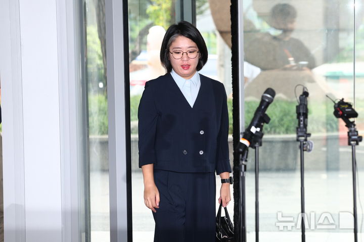 [서울=뉴시스] 전신 기자 = 용혜인 성평등가족부 장관 후보자가 2일 서울 서대문구 한국청소년활동진흥원에 마련된 인사청문 준비 사무실로 첫 출근하고 있다. 2026.09.02. photo1006@newsis.com