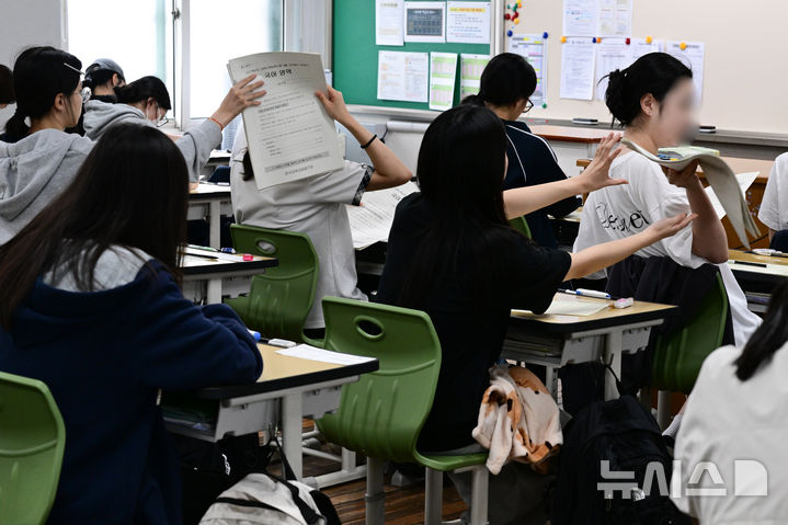 [서울=뉴시스] 사진공동취재단 = 2027학년도 대학수학능력시험 9월 모의평가 시행일인 2일 오전 서울 마포구 서울여고에서 학생들이 시험지를 넘기고 있다. 2026.09.02. photo@newsis.com