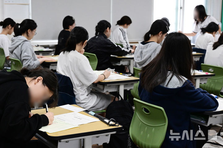 [서울=뉴시스] 사진공동취재단 = 2027학년도 대학수학능력시험 9월 모의평가 시행일인 2일 오전 서울 마포구 서울여고에서 학생들이 시험 응시를 준비하고 있다. 2026.09.02. photo@newsis.com