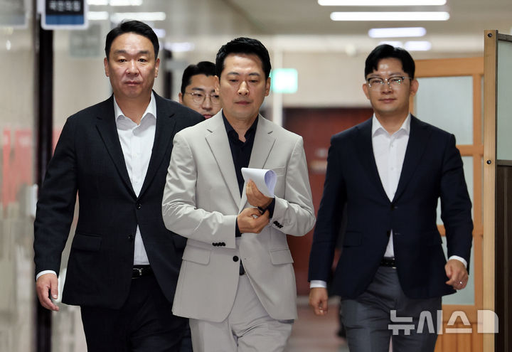 [서울=뉴시스] 최진석 기자 = 장동혁 국민의힘 대표가 2일 여의도 국회에서 현안 관련 기자회견을 위해 이동하고 있다. 2026.09.02. myjs@newsis.com