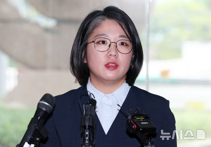 [서울=뉴시스] 전신 기자 = 용혜인 성평등가족부 장관 후보자가 2일 서울 서대문구 한국청소년활동진흥원에 마련된 인사청문 준비 사무실로 첫 출근하며 취재진 질문에 답변하고 있다. 2026.09.02. photo1006@newsis.com