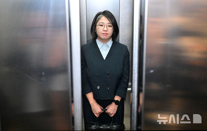 [서울=뉴시스] 전신 기자 = 용혜인 성평등가족부 장관 후보자가 2일 서울 서대문구 한국청소년활동진흥원에 마련된 인사청문 준비 사무실로 첫 출근하고 있다. (공동취재) 2026.09.02. photo@newsis.com