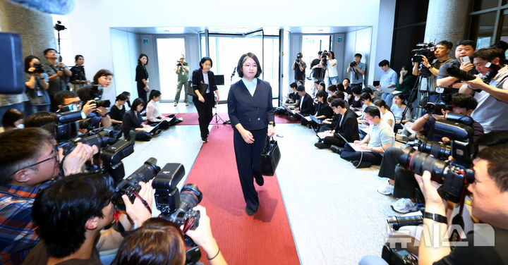 [서울=뉴시스] 전신 기자 = 용혜인 성평등가족부 장관 후보자가 2일 서울 서대문구 한국청소년활동진흥원에 마련된 인사청문 준비 사무실로 첫 출근하고 있다. 2026.09.02. photo1006@newsis.com