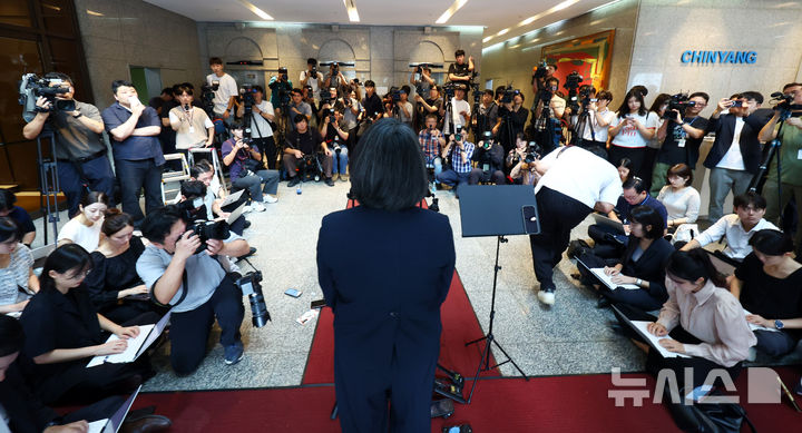 [서울=뉴시스] 전신 기자 = 용혜인 성평등가족부 장관 후보자가 2일 서울 서대문구 한국청소년활동진흥원에 마련된 인사청문 준비 사무실로 첫 출근하며 취재진 질문에 답변하고 있다. 2026.09.02. photo1006@newsis.com