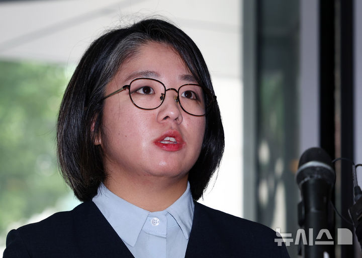 [서울=뉴시스] 전신 기자 = 용혜인 성평등가족부 장관 후보자가 2일 서울 서대문구 한국청소년활동진흥원에 마련된 인사청문 준비 사무실로 첫 출근하며 취재진 질문에 답변하고 있다. 2026.09.02. photo1006@newsis.com