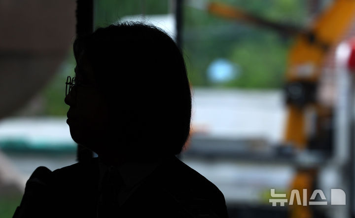 [서울=뉴시스] 전신 기자 = 용혜인 성평등가족부 장관 후보자가 2일 서울 서대문구 한국청소년활동진흥원에 마련된 인사청문 준비 사무실로 첫 출근하며 취재진 질문을 듣고 있다. 2026.09.02. photo1006@newsis.com
