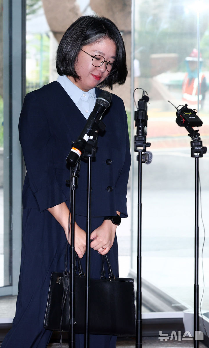 [서울=뉴시스] 전신 기자 = 용혜인 성평등가족부 장관 후보자가 2일 서울 서대문구 한국청소년활동진흥원에 마련된 인사청문 준비 사무실로 첫 출근하고 있다. 2026.09.02. photo1006@newsis.com
