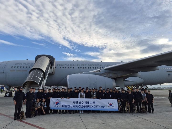 [서울=뉴시스] 추상철 기자 = 네팔 대홍수 피해 지역에 투입되는 대한민국 해외긴급구호대(KDRT)가 2일(현지 시간) 공군 수송기 '시그너스'(KC-330)를 타고 네팔 공항에 도착해 있다. (사진= 외교부 제공) 2026.09.02. photo@newsis.com *재판매 및 DB 금지