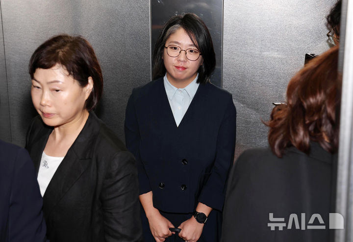 [서울=뉴시스] 전신 기자 = 용혜인 성평등가족부 장관 후보자가 2일 서울 서대문구 한국청소년활동진흥원에 마련된 인사청문 준비 사무실로 첫 출근하고 있다. (공동취재) 2026.09.02. photo@newsis.com