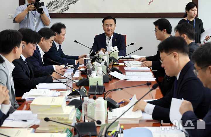 [서울=뉴시스] 최진석 기자 = 유상범 국회 예결위 2025회계연도 결산심사소위원회 위원장이 2일 여의도 국회에서 열린 제439회국회(정기회) 예산결산특별위원회 제1차 2025회계연도 결산심사소위원회를 주재하고 있다. 2026.09.02. myjs@newsis.com