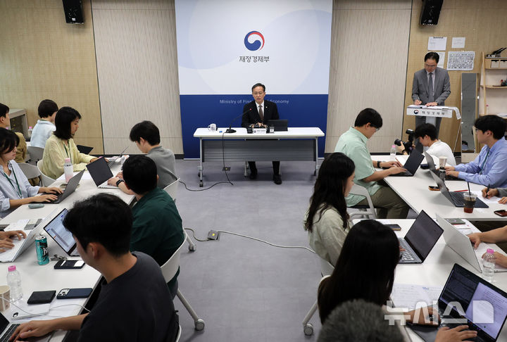 [세종=뉴시스] 배훈식 기자 = 이형일 경제부총리 겸 재정경제부 장관 후보자가 2일 오전 세종시 정부세종청사에서 기자간담회를 하고 있다. 2026.09.02. dahora83@newsis.com