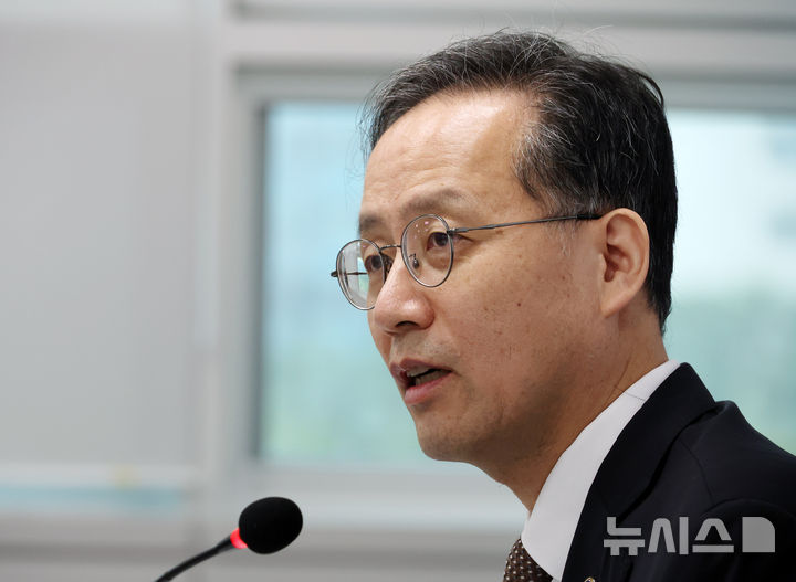 [세종=뉴시스] 배훈식 기자 = 이형일 경제부총리 겸 재정경제부 장관 후보자가 2일 오전 세종시 정부세종청사에서 열린 기자간담회에서 취재진의 질문에 답하고 있다. 2026.09.02. dahora83@newsis.com