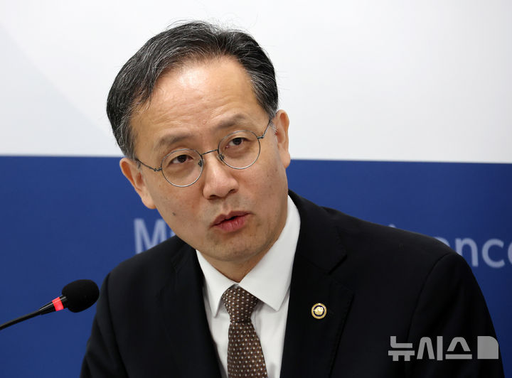 [세종=뉴시스] 배훈식 기자 = 이형일 경제부총리 겸 재정경제부 장관 후보자가 2일 오전 세종시 정부세종청사에서 열린 기자간담회에서 취재진의 질문에 답하고 있다. 2026.09.02. dahora83@newsis.com