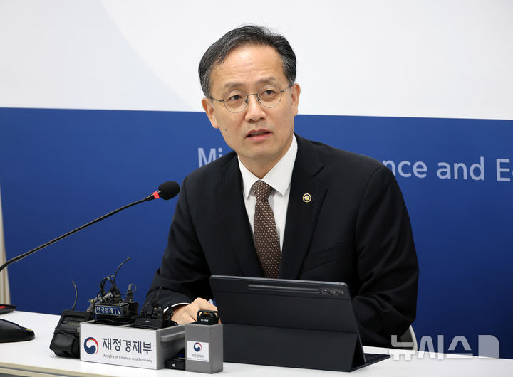 [세종=뉴시스] 배훈식 기자 = 이형일 경제부총리 겸 재정경제부 장관 후보자가 2일 오전 세종시 정부세종청사에서 열린 기자간담회에서 취재진의 질문에 답하고 있다. 2026.09.02. dahora83@newsis.com