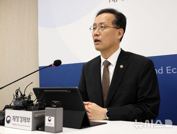 [세종=뉴시스] 배훈식 기자 = 이형일 경제부총리 겸 재정경제부 장관 후보자가 2일 오전 세종시 정부세종청사에서 열린 기자간담회에서 취재진의 질문에 답하고 있다. 2026.09.02. dahora83@newsis.com