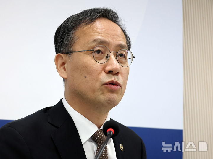 [세종=뉴시스] 배훈식 기자 = 이형일 경제부총리 겸 재정경제부 장관 후보자가 2일 오전 세종시 정부세종청사에서 열린 기자간담회에서 취재진의 질문에 답하고 있다. 2026.09.02. dahora83@newsis.com