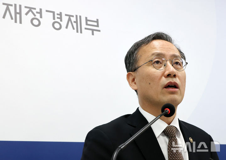 [세종=뉴시스] 배훈식 기자 = 이형일 경제부총리 겸 재정경제부 장관 후보자가 2일 오전 세종시 정부세종청사에서 열린 기자간담회에서 취재진의 질문에 답하고 있다. 2026.09.02. dahora83@newsis.com