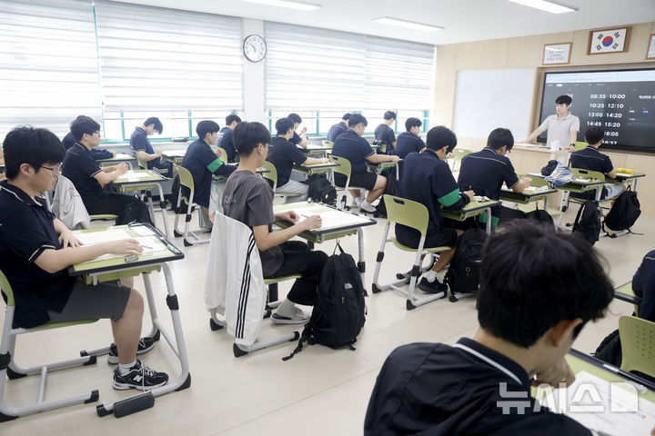 [울산=뉴시스] 배병수 기자 = 2일 오전 울산 중구 울산고등학교 3학년 학생들이 2027학년도 대학수학능력시험 9월 모의평가 1교시 수학영역 시험을 보고 있다. 2026.09.02. bbs@newsis.com.