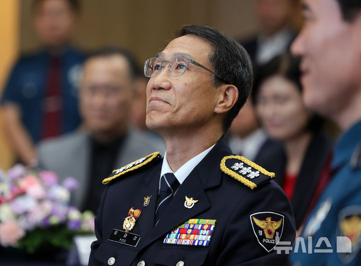 [서울=뉴시스] 홍효식 기자 = 유재성 경찰청장 직무대행이 2일 서울 서대문구 경찰청에서 열린 이임식에서 직원의 송별사를 들으며 생각에 잠겨 있다. 2026.09.02. yesphoto@newsis.com
