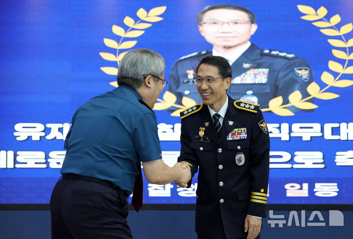 [서울=뉴시스] 홍효식 기자 = 유재성(오른쪽) 경찰청장 직무대행이 2일 서울 서대문구 경찰청에서 열린 이임식을 마친 뒤 직원들과 악수하고 있다. 2026.09.02. yesphoto@newsis.com