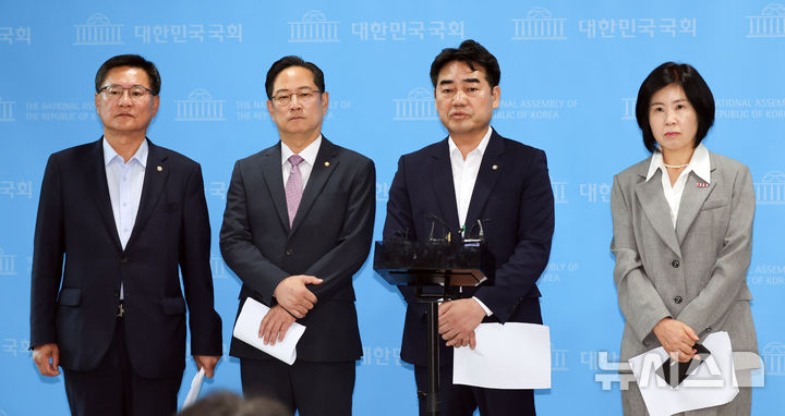 [서울=뉴시스] 최진석 기자 = 이성권 국민의힘 의원을 비롯한 국민의힘 부산지역구 의원들이 2일 여의도 국회 소통관에서 금융감독원·금융위원회·산업은행 부산 이전 촉구 기자회견을 마친 뒤 기자들의 질문에 답하고 있다. 왼쪽부터 이헌승, 박수영, 이성권, 김미애 국민의힘 의원. 2026.09.02. myjs@newsis.com