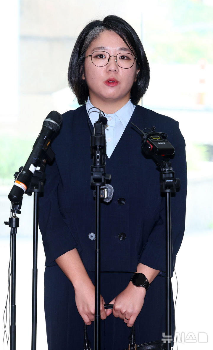 [서울=뉴시스] 전신 기자 = 용혜인 성평등가족부 장관 후보자가 2일 서울 서대문구 한국청소년활동진흥원에 마련된 인사청문 준비 사무실로 첫 출근하며 취재진 질문에 답변하고 있다. 2026.09.02. photo1006@newsis.com