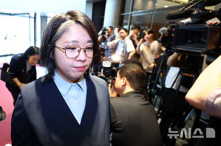 [서울=뉴시스] 전신 기자 = 용혜인 성평등가족부 장관 후보자가 2일 서울 서대문구 한국청소년활동진흥원에 마련된 인사청문 준비 사무실로 첫 출근하고 있다. 2026.09.02. photo1006@newsis.com