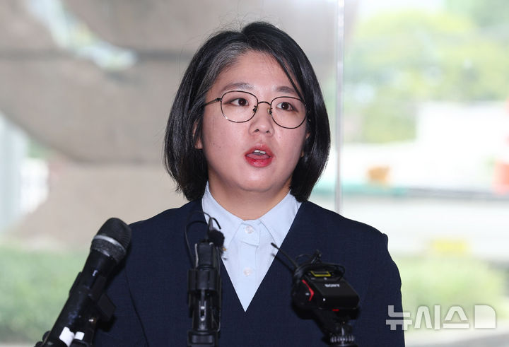 [서울=뉴시스] 전신 기자 = 용혜인 성평등가족부 장관 후보자가 2일 서울 서대문구 한국청소년활동진흥원에 마련된 인사청문 준비 사무실로 첫 출근하며 취재진 질문에 답변하고 있다. 2026.09.02. photo1006@newsis.com