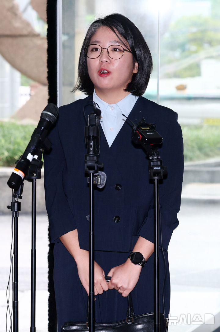 [서울=뉴시스] 전신 기자 = 용혜인 성평등가족부 장관 후보자가 2일 서울 서대문구 한국청소년활동진흥원에 마련된 인사청문 준비 사무실로 첫 출근하며 취재진 질문에 답변하고 있다. 2026.09.02. photo1006@newsis.com