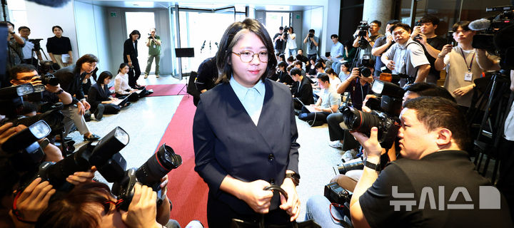 [서울=뉴시스] 전신 기자 = 용혜인 성평등가족부 장관 후보자가 2일 서울 서대문구 한국청소년활동진흥원에 마련된 인사청문 준비 사무실로 첫 출근하고 있다. 2026.09.02. photo1006@newsis.com