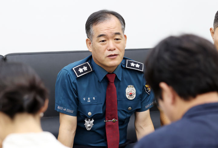 [서울=뉴시스] 경찰청장 직무대행을 맡은 김종철 신임 경찰청 차장이 2일 경남 창원시 의창구 경남경찰청에서 취재진 질문에 답하고 있다. (사진=경남경찰청 제공) 2026.09.02. photo@newsis.com *재판매 및 DB 금지